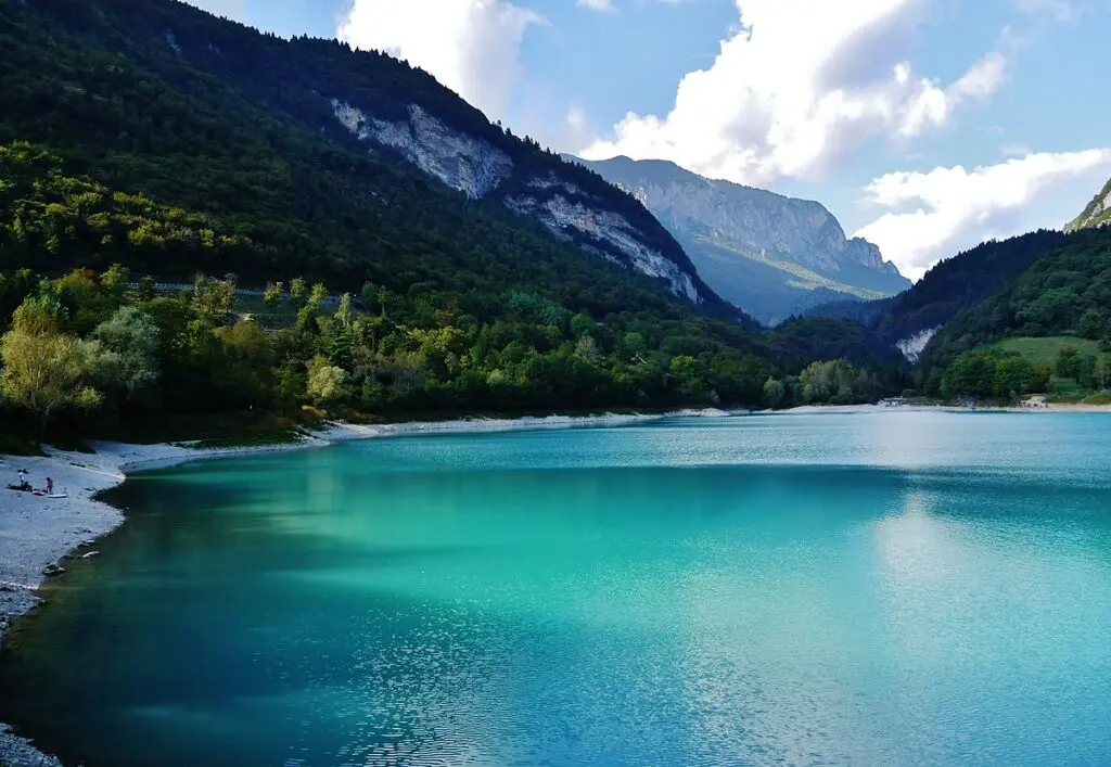 Lago di Tenno, il lago azzurro turchese immerso nella natura - trentino laghi più belli