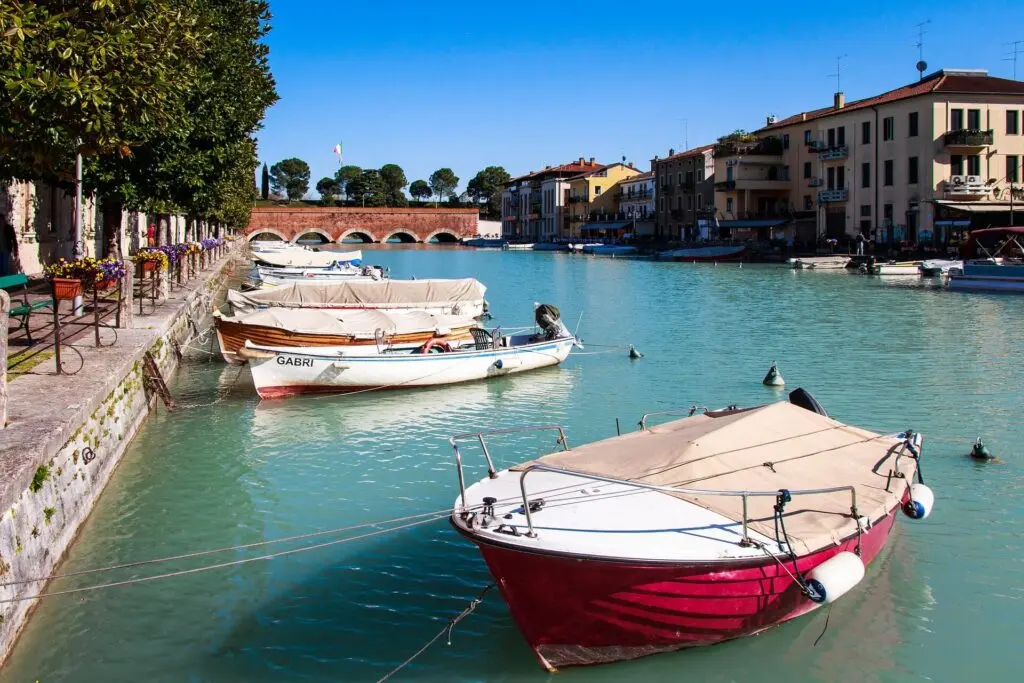 Peschiera del Garda, piccola città circondata dai canali - migliore località sul lago di garda