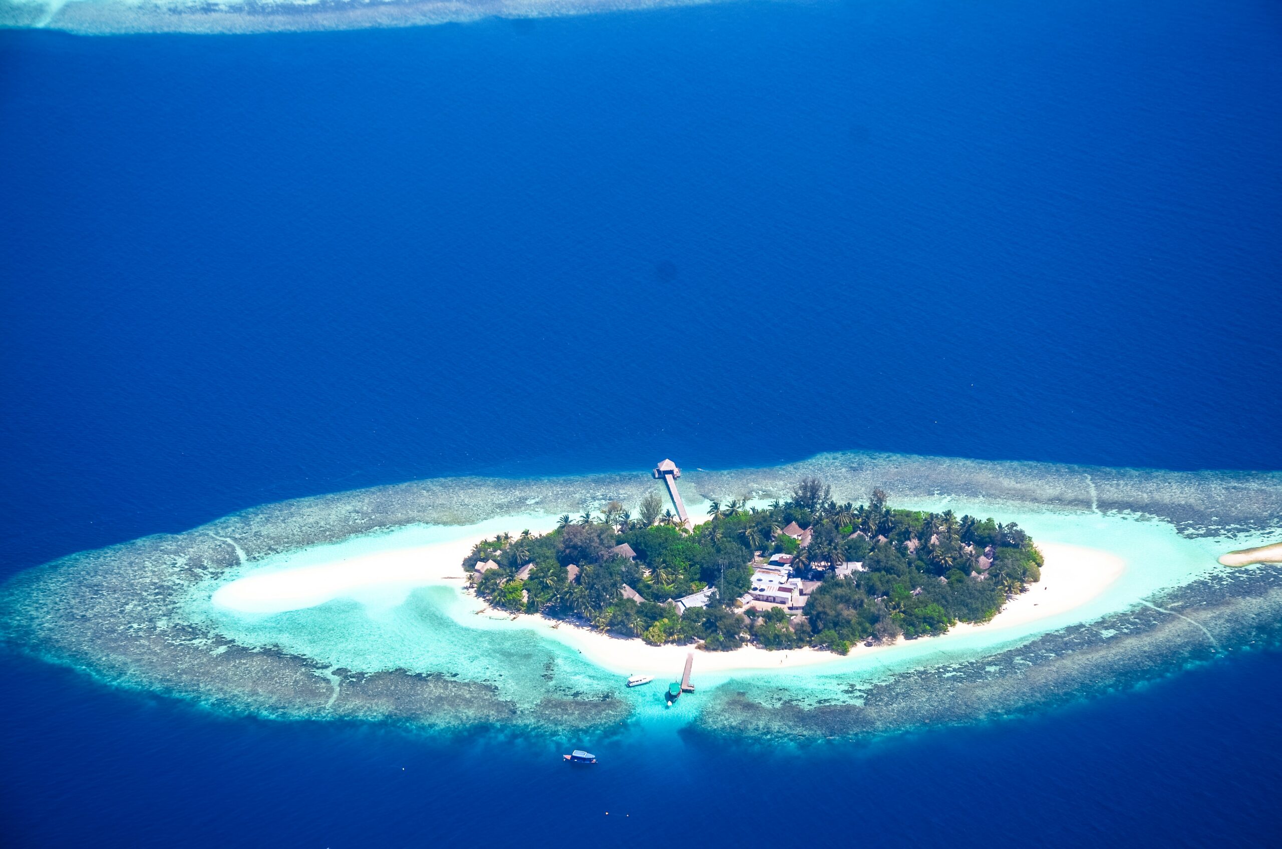 Foto dall'alto dell'isola delle Maldive circondata dall'Oceano Indiano