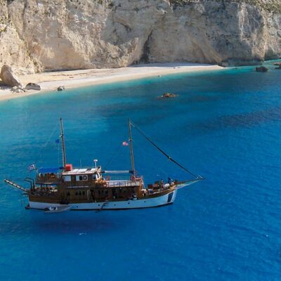 boat lefkas island_islandhopping greece_family cruise_sharewood